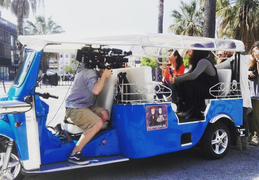 eurovisão-2018 a group of people riding on the back of a truck